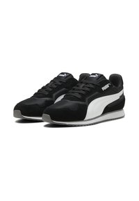 Czarno-białe sneakersy Puma z sznurówkami, wykonane z zamszu i siateczki, z białym paskiem z logo Puma po bokach, przedstawione z frontu.