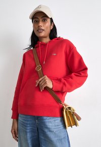 GANT SHIELD HOODIE - Sweatshirt - bright red