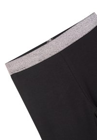 Leggings neri con una vita metallica testurizzata. Il tessuto è liscio ed elastico, con un design aderente e senza motivi.