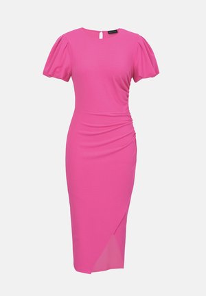 Vestido rosa intenso hasta la rodilla con mangas cortas abullonadas, escote redondo, cintura fruncida y abertura asimétrica en el dobladillo, mostrado sobre fondo blanco.