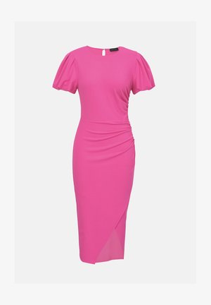 Helles pinkes knielanges Kleid mit kurzen Puffärmeln, rundem Ausschnitt, geraffter Taille und asymmetrischem Saumschlitz, abgebildet auf weißem Hintergrund.