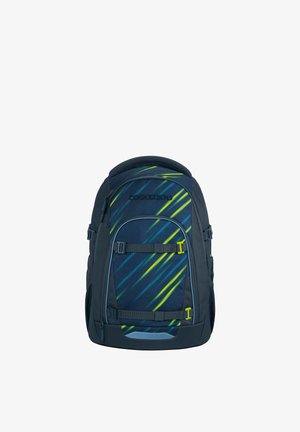 Mochila azul marino con franjas diagonales verdes y azules, que cuenta con correas ajustables, una hebilla frontal segura y un acabado de tela texturizada.