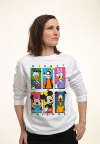 Felpa bianca con un grafico cartoon colorato dei personaggi Disney Topolino, Minnie, Paperino, Paperina, Pippo e Plutone.