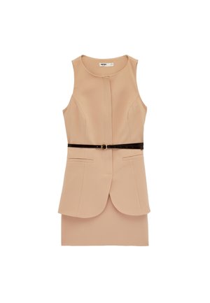 Robe beige sans manches avec encolure ronde, détail de couture avant, poches latérales et ceinture noire fine avec boucle dorée à la taille.