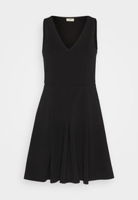Robe noire sans manches avec un décolleté en V. Jupe évasée et plis en bas. Fabriquée en tissu lisse avec un design minimaliste.