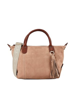 Weiche pinke Wildleder-Handtasche mit braunen strukturierten Griffen, einem großen beigen Schulterriemen mit Text und einem passenden pinkfarbenen Quastenanhänger.