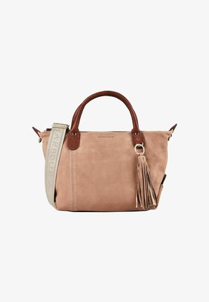 Sac à main en daim rose doux avec des poignées brunes texturées, une grande bandoulière beige avec texte, et un charm pompon rose assorti.