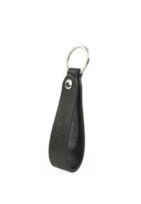 Llavero de cuero negro con acabado texturizado, que cuenta con un anillo de metal y un detalle de broche. Forma simple y alargada para facilitar el agarre y uso.