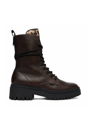 Dunkelbrauner Leder-Schnürstiefel mit schwarzer dicker Sohle und Leopardenmuster-Stoff, der am oberen inneren Rand sichtbar ist.