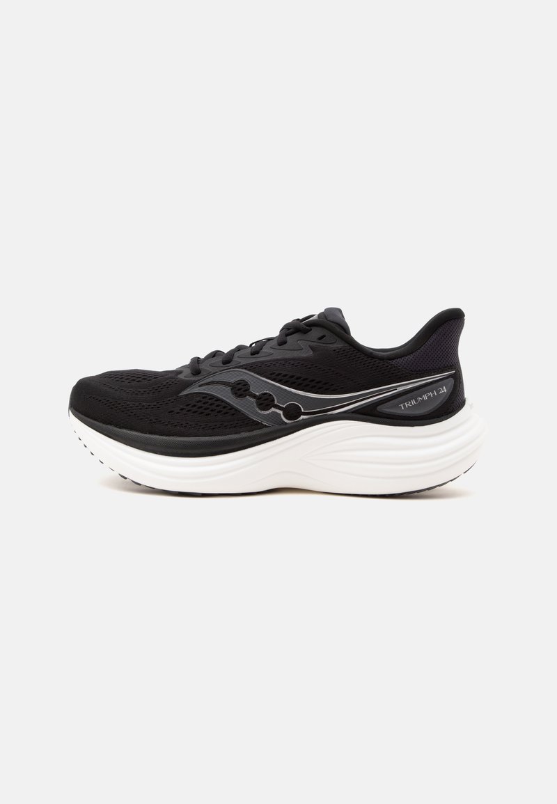 Chaussure de running noire avec semelle épaisse blanche, empeigne en mesh, logo latéral et texte "Triumph 24" sur le col du talon, vue du côté extérieur.