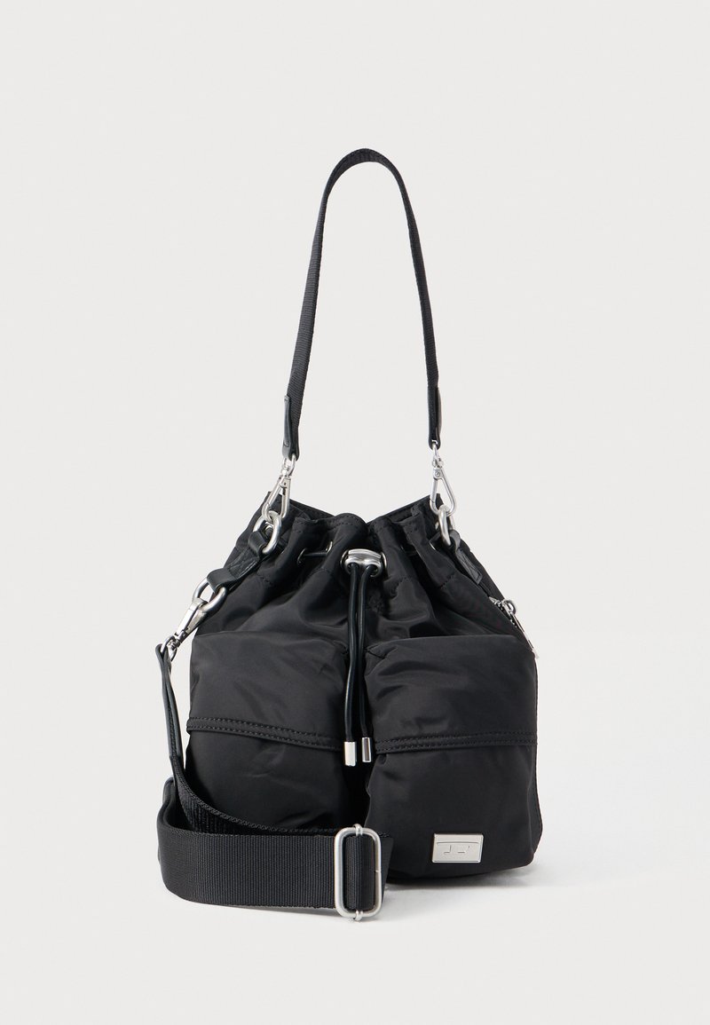 Sort nylon spandtaske med justerbar rem, sølvfarvet beslag, snøre lukning og to forlommer. Glat tekstur, kompakt design.