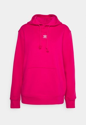 Sytě růžová mikina Adidas s přední kapsou typu klokanka, nastavitelnou kapucí se šňůrkou a malým bílým logem Adidas uprostřed na prsou.