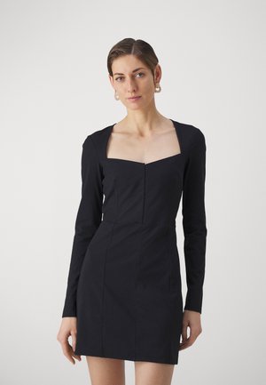 Schwarzes langärmeliges Kleid mit quadratischem Ausschnitt, tailliertem Design und strukturiertem Stoff. Verfügt über eine zentrale Naht und eine elegante Silhouette.