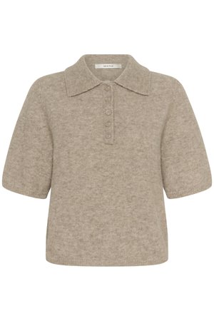 Suéter polo de punto de manga corta beige con cuello ancho y cinco botones al frente, hecho de tela suave y texturizada.