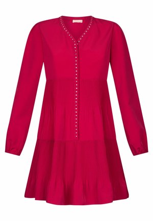 Robe fuchsia en tissu lisse, dotée d'une jupe plissée, de manches longues et d'un décolleté en V orné de clous décoratifs sur le devant.