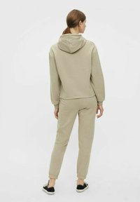 Pieces CHILLI HOODIE - Jersey con capucha - seneca rock