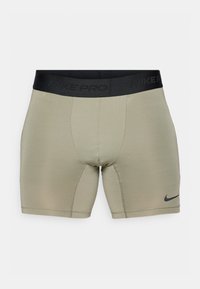 Nike Pro meeste kompressioon lühikesed püksid oliivrohelises värvitoonis musta elastse vöökohaga, millel on logo ja sile tekstuur.