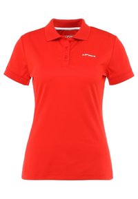 Punainen polo-paita, joka on valmistettu hengittävästä kankaasta, klassisella kauluksella, kolmella napilla ja pienellä logolla vasemmassa rinnassa.