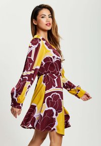 Liquorish LIQUORISH GEOMETRIC  - Day dress - yellow