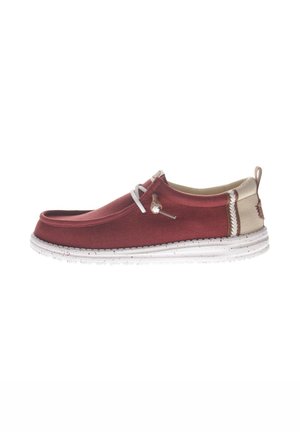 Scarpa casual bassa con tomaia in tessuto bordeaux, tallone beige, suola in gomma bianca maculata e chiusura con lacci elastici bianchi regolabili.