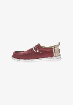 Zapato informal de caña baja con parte superior de tela granate, talón beige, suela de goma blanca moteada y cierre de cordones bungee blanco ajustable.
