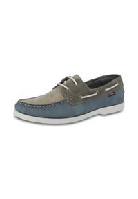 Zapatos de barco para hombre con parte superior de cuero gris y acentos azules, entresuela blanca, diseño de cordones y costuras en contraste. Textura suave en toda la superficie.