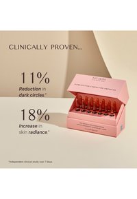 Eine Box mit MZ SKIN Pigmentkorrektur-Ampullen in Rosa, die 14 braun-gläserne Fläschchen mit Tropfern enthält, präsentiert vor einem neutralen Hintergrund.