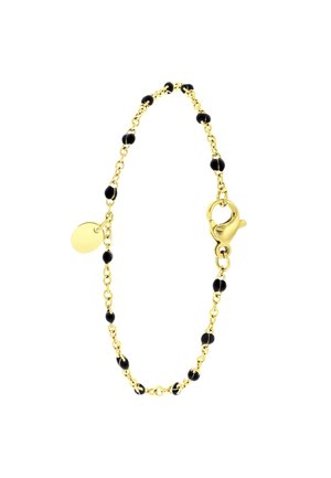 Goldene Gliederarmband mit kleinen schwarzen Perlen, die gleichmäßig verteilt sind, und einem runden goldenen Anhänger nahe dem Karabinerverschluss vor weißem Hintergrund.