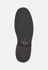 Semelle de chaussure en caoutchouc noir avec texture nervurée. Présente le logo "HENRY STEVENS BERLIN" et une zone de talon renforcée pour plus de durabilité.