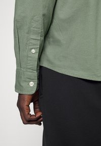 Selected Homme SLHREGRICK FLEX - Camisa - winter moss