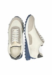 Sneakers con una toma chiara testurizzata, accenti in suede grigio, lacci bianchi e una suola in gomma blu con piccole sporgenze.