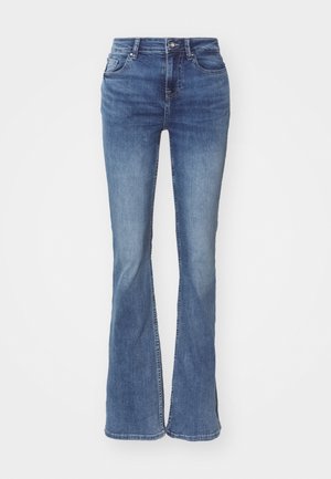 Jeans de mezclilla acampanados en lavado azul claro a medio, con diseño de cinco bolsillos, trabillas para cinturón y un cierre de cremallera con botón metálico.