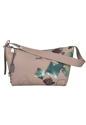 Bolso de hombro rosa claro con patrones abstractos de cuadros de colores, logotipo metálico de la marca y charms metálicos decorativos colgando del cierre.