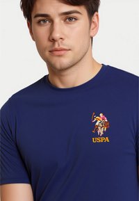 U.S. Polo Assn. KURZARM REITER - Nyomott mintás póló - dunkelblau