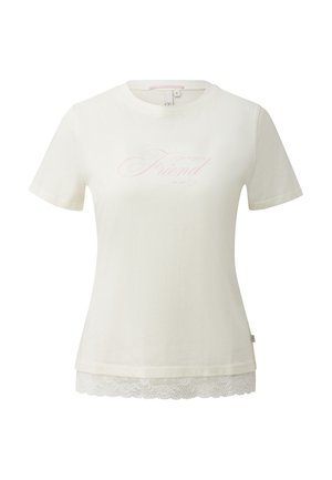 T-shirt blanc ajusté à manches courtes avec un texte rose en écriture cursive disant « You've got a friend in me » et un bord en dentelle à l'ourlet.