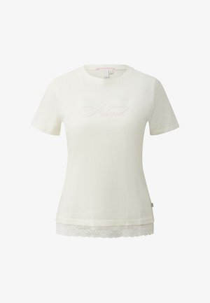 Biały dopasowany T-shirt z krótkim rękawem, z różowym tekstem pisanym kursywą "Masz we mnie przyjaciela" oraz koronkowym wykończeniem na dole.