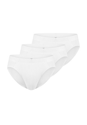 Trois slips blancs unis pour hommes disposés en chevauchement sur un fond blanc.