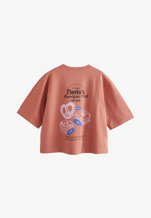 Koralfarvet t-shirt med korte ærmer og grafisk tryk af bagværk samt teksten "Flavio's Breakfast Club." Blødt bomuldsstof, afslappet pasform.