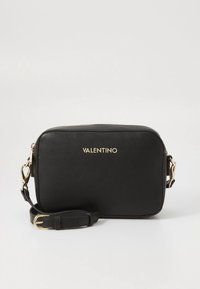 Černá kožená kabelka obdélníkového tvaru, se zlatým kováním, vyraženým logem na přední straně, odnímatelným popruhem, hladkou texturou a zapínáním na zip.