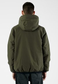 Giacca con cappuccio verde oliva dalla vestibilità comoda, con orlo arricciato e tessuto liscio e leggero. Vista posteriore senza chiusure visibili.