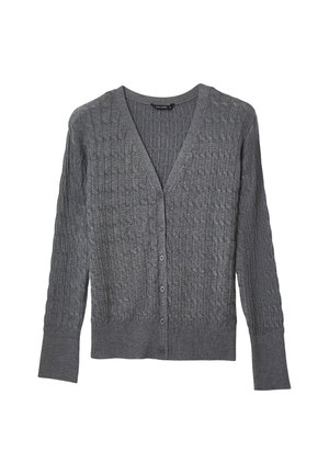 Graue Strickjacke mit Zopfmuster, langen Ärmeln, V-Ausschnitt und Knöpfen vorne, flach auf weißem Hintergrund dargestellt.