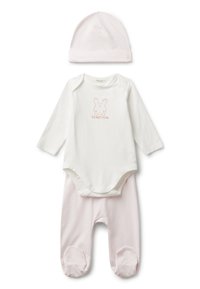 Měkká růžová dětská čepice, bílý body s dlouhým rukávem s grafikou králíka a textem "Benetton", a měkké růžové kalhoty se špičkami.