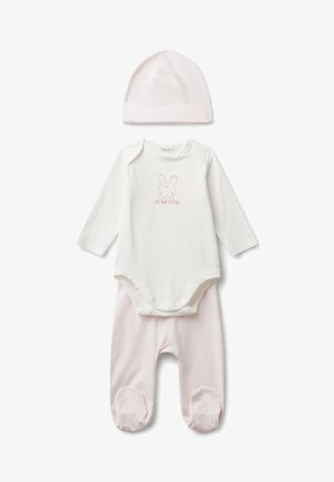 Cappellino morbido rosa, body a manica lunga bianco con grafica di coniglio e testo "Benetton", e pantaloni rosa morbidi con i piedi.