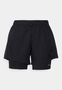 Czarne spodenki sportowe z zewnętrzną warstwą i dopasowanymi spodniami wewnętrznymi. Posiadają elastyczną talię, sznurek ściągający oraz przewiewną strukturę tkaniny.