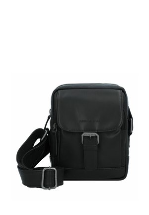 Borsa a tracolla in pelle nera con tracolla regolabile, pattina frontale, chiusura a fibbia e tasche con zip. Texture liscia e forma rettangolare compatta.