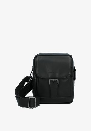 Zwarte leren schoudertas met verstelbare schouderriem, flap aan de voorkant, gesp sluiting en ritszakken. Glad oppervlak en compact rechthoekig formaat.
