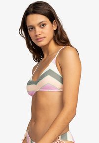 Top bikini con scollatura a barchetta; presenta un motivo a zig-zag in rosa, grigio e verde; realizzato in tessuto testurizzato, con spalline regolabili.