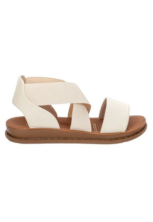 Hvide lædersandaler med krydsede elastiske remme, en polstret brun fodbænk og en flad sål; minimalistisk design, der passer til afslappet brug.