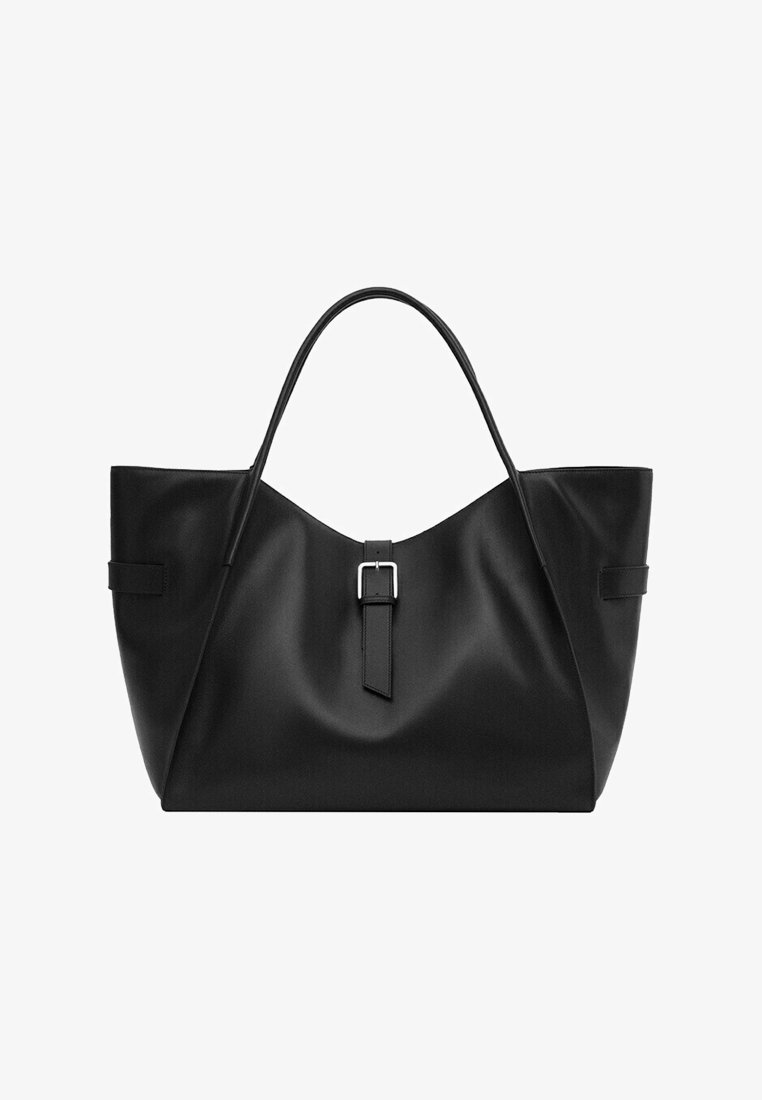 Sac cabas en cuir noir avec une poignée supérieure unique, une sangle centrale à boucle, et une forme large légèrement incurvée.