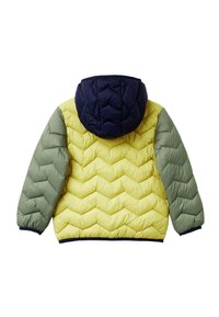 Chaqueta de pluma con capucha azul oscuro, cuerpo amarillo y mangas verde oliva, mostrada desde la parte de atrás sobre un fondo blanco.